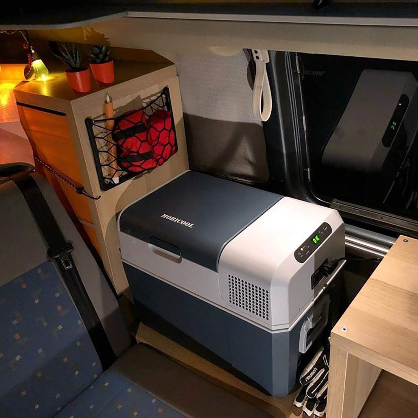 Mobicool FR40 AC/DC - Nevera termoeléctrica portátil, Conexiones 12/24/230 V, 38 litros de Capacidad, clasificación energética A+, Color Azul/Gris